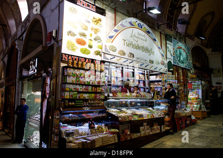 Turkish Delight store in Grand Bazaar di Istanbul in Turchia il mercato delle spezie Foto Stock