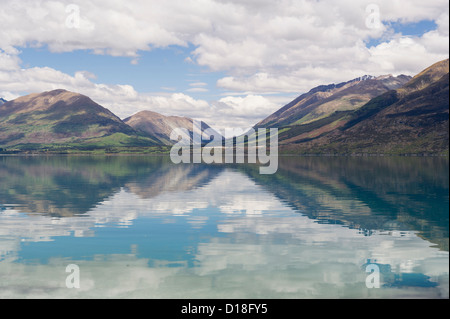 Le nuvole e il cielo si riflette nel lago ancora Foto Stock