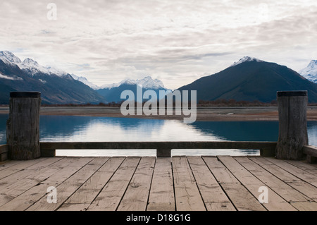 Dock in legno ancora sul lago rurale Foto Stock