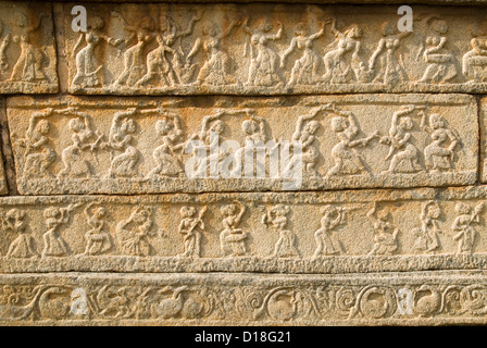 Ballerini - bassorilievo in Mahanavami Dibba in Hampi, Karnataka, India Foto Stock