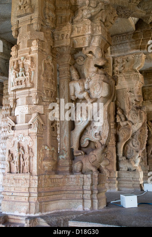 Una vista del intricate sculture di pilastri monolitici in Tempio Vittala, Hampi, Karnataka, India Foto Stock