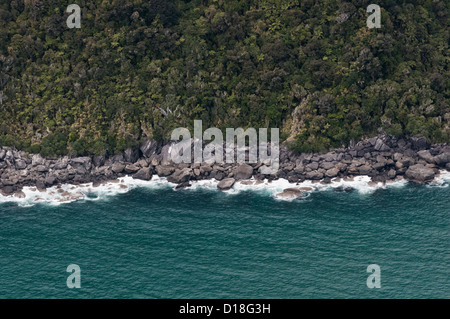 Vista aerea delle onde sulla spiaggia rocciosa Foto Stock