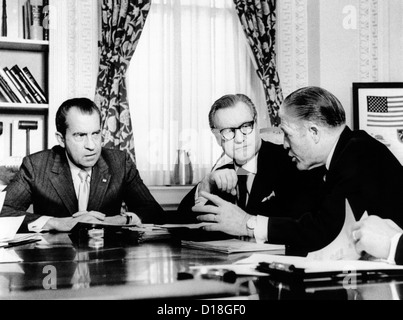 Il presidente Richard Nixon incontra Gov. Nelson Rockefeller e HUD Secy George Romney. Essi hanno discusso il presidente delle entrate Foto Stock