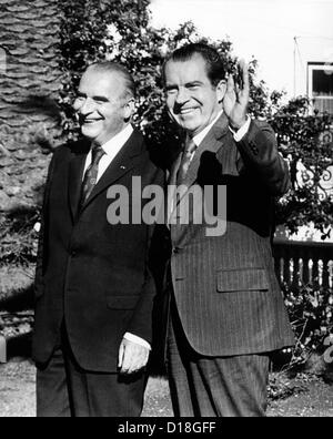 Presidenti Richard Nixon e Georges Pompidou di Francia riuniti a Angra do Heroismo, Azzorre. Essi hanno annunciato piani per Foto Stock