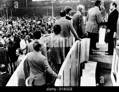 La convenzione repubblicana delegati attendere per scuotere la mano del presidente Richard Nixon dopo il suo discorso di accettazione del. Agosto 23, 1972. Foto Stock