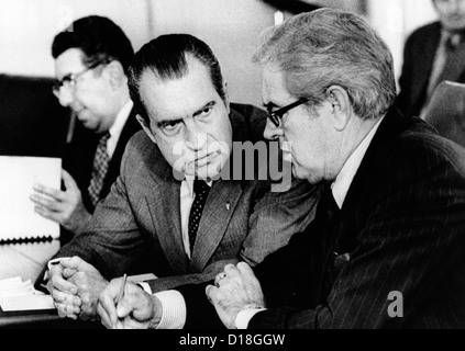 Il presidente Richard Nixon si incontra con il costo della vita al Consiglio. L-R: Herbert Stein, Consiglio dei consulenti economici presidente; Foto Stock