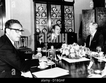 Il presidente Richard Nixon; William Rogers, Secy di stato William Rogers, sinistra; e Henry Kissinger a una colazione di lavoro. Più tardi Foto Stock