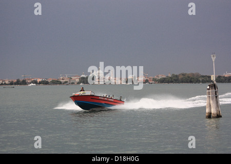 Firefighter veneziana in un Vigili del fuoco (fireboat) presso la laguna. Foto Stock