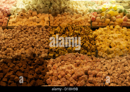 Dolci e delizie turche sul display per la vendita presso il Grand Bazaar a Istanbul, Turchia Foto Stock