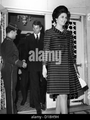 Lynda Bird Johnson precede il suo accompagnatore, attore George Hamilton, come lasciano un New York locale notturno. Giugno 23, 1967. Foto Stock