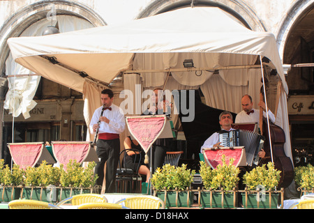 Orchestra del Caffé Lavena in piazza San Marco, Venezia, Italia Foto Stock