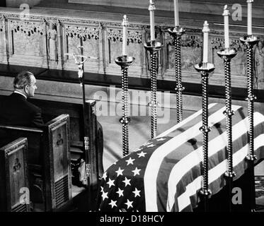 Il presidente Lyndon Johnson si siede accanto a del Senatore Robert Kennedy bandiera-drappeggiato bara durante la solenne messa di Requiem di San Patrizio Foto Stock