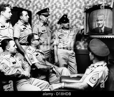 Uomini militare presso la New York del 71st Street Armory guardare il presidente Lyndon Johnson indirizzo sulla US build-up in Vietnam. 28 luglio Foto Stock