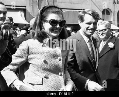 Jacqueline Kennedy nella festa di San Patrizio Parade. La sig.ra Kennedy deluse dal margine e baciato il suo cognato, il Foto Stock