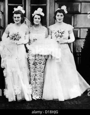 Kathleen, Rose e Rosemary Kennedy, in abiti formali e con mazzi di fiori per la loro presentazione al Buckingham Palace. 11 maggio Foto Stock