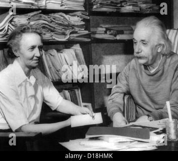 Madame Joliot-Curie visite di Albert Einstein. I due premi Nobel i fisici vincente parlare nello studio di Einstein in questa casa di riposo Foto Stock