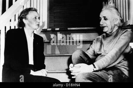 Madame Joliot-Curie e Albert Einstein. I due premi Nobel i fisici vincente parlare sui gradini di Einstein in questa casa di riposo Foto Stock