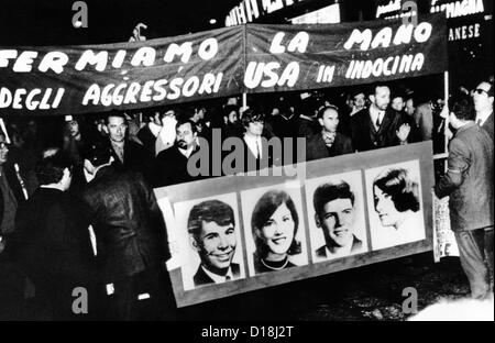 Guerra Anti-Vietnam protesta in Milano, Italia. I dimostranti tenere un banner con le immagini dei quattro studenti uccisi a Kent Foto Stock