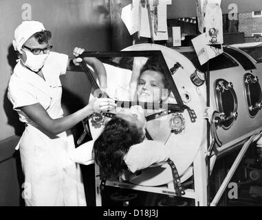 Polio Flossie paziente Rogers di guardare il mondo attraverso lo specchio del suo polmone di ferro nel giugno 1957. Ella ha recuperato e divenne un Foto Stock