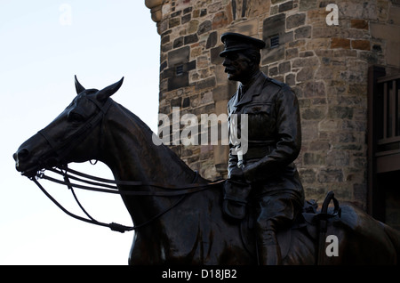 Statua di bronzo di Earl Aia a cavallo tra il Castello di Edimburgo, Scozia. Foto Stock