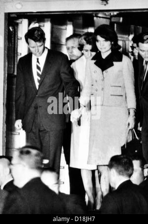 Il presidente John Kennedy il corpo arriva a Washington. Jacqueline Kennedy orologi suo marito della bara spostata dalla Air Force One Foto Stock