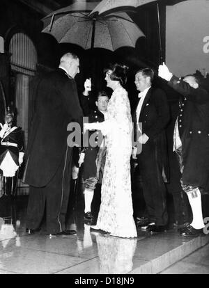 Il Presidente francese Charles de Gaulle (sinistra), saluta il presidente John e Jacqueline Kennedy all'Elysee Palace. Al di sotto del