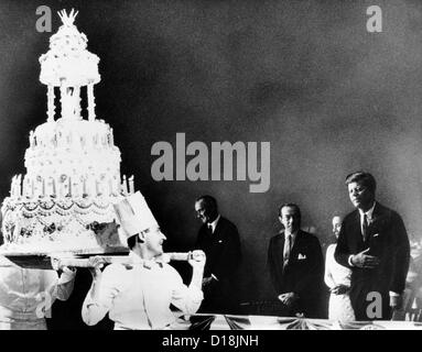 Grande torta di compleanno per il Presidente John Kennedy. La celebrità democratica chiodati Fund raising rally featured Marilyn Monroe Foto Stock