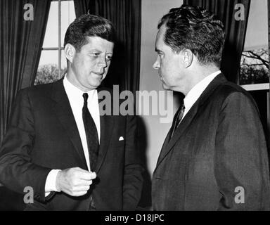 Il presidente John Kennedy conferisce con ex vice presidente Richard Nixon. Essi avevano un 75 minuti di riunione per discutere il cubano Foto Stock