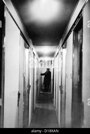 All'interno del dirigibile Hindenburg. Corridoio interno della cabina passeggeri. Marzo 17, 1936. (CSU ALPHA 1441) Archivi CSU/Everett Foto Stock