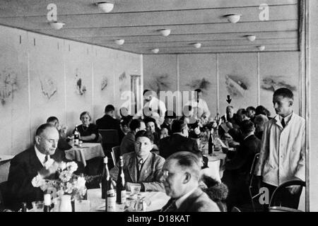Sala da pranzo di 2.000 piedi in aria sulla Hindenburg con vino su ogni tavolo. Il dottor Hugo Eckener, il manager della Luftschiffbau Foto Stock