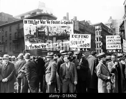 I comunisti con segni di Union Square il giorno di maggio, 1931. Segni di leggere, "nell'ultima guerra abbiamo lottato per il capitalismo. Nella prossima Guerra Foto Stock