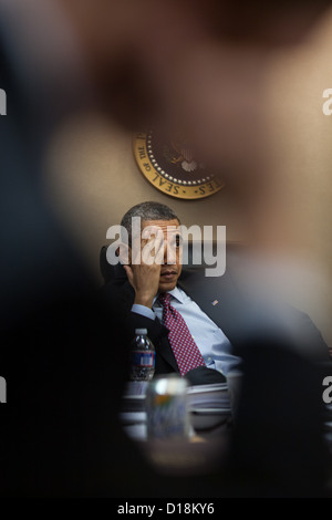 Il presidente Barack Obama è informato in anticipo del suo viaggio per la Repubblica di Corea durante una riunione nella sala situazione del Foto Stock