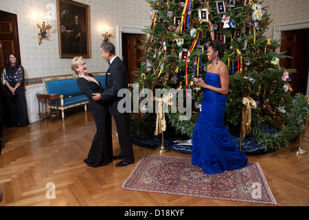 Il presidente Barack Obama e la First Lady Michelle Obama salutare il Centro Kennedy honoree Meryl Streep nella camera blu del bianco Foto Stock