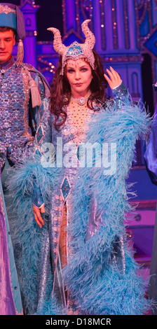 Priscilla Presley stelle come il 'malvagia regina' in Biancaneve e i Sette Nani panto , il nuovo Wimbledon Theatre, Londra Foto Stock