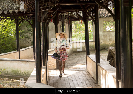 Una giovane donna cinese nell umile Administrator's garden a Suzhou, Cina. Foto Stock