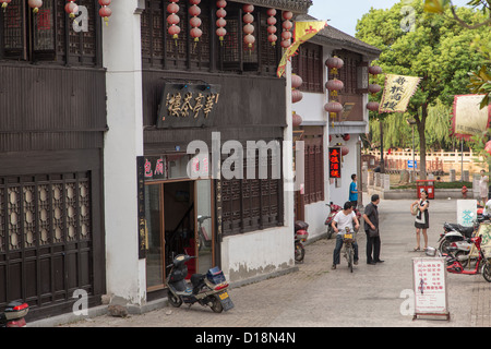 Negozi e turisti nel Shantang area stradale di Suzhou, Cina. Foto Stock