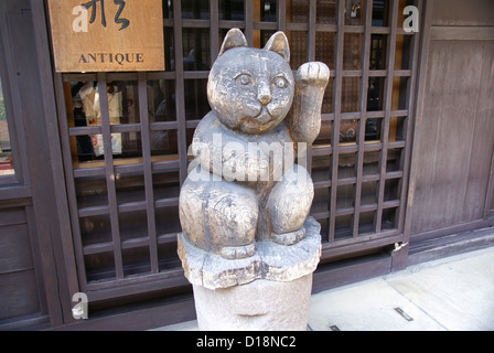 Città vecchia , Takayama, Giappone, Maneki Neko-fatto cenno Cat Foto Stock
