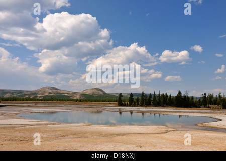 Midway Geyser Basin - Opale Piscina, parco nazionale di Yellowstone, Wyoming USA Foto Stock