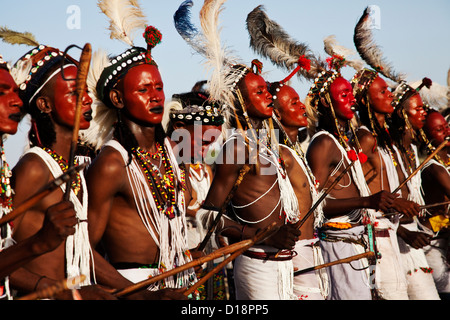 Giovani nomadi Wodaabe sono balli presso l'annuale festival di Gerewol segna la fine della stagione delle piogge, Niger settentrionale, Africa Foto Stock