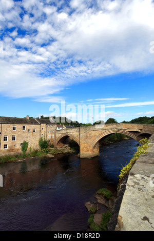 Ponte di pietra sul Fiume Tees a Barnard Castle town, Superiore Teesdale, Contea di Durham, Inghilterra, Regno Unito Foto Stock