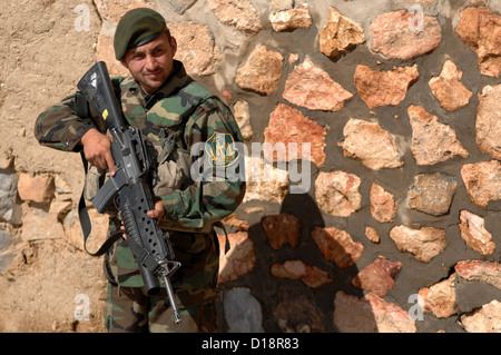 Un esercito nazionale afghano soldato sta di guardia ad un avanzamento Base Operativa Marzo 4, 2010 in Uruzgan, Afghanistan. Foto Stock