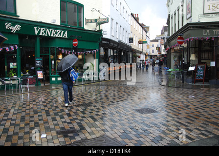 Turisti sotto la pioggia, Palace Street, Canterbury town centre Regno Unito Foto Stock