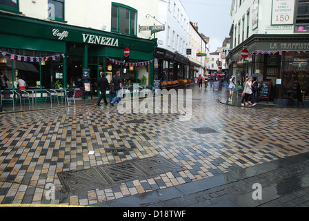 Turisti sotto la pioggia, Palace Street, Canterbury town centre Regno Unito Foto Stock