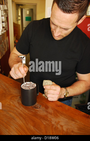 La decorazione di una tazza di cioccolato caldo Foto Stock