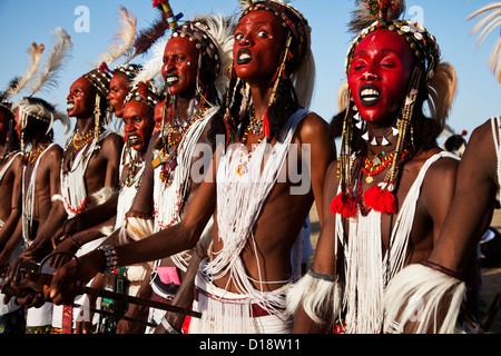 Giovani nomadi Wodaabe sono balli presso l'annuale festival di Gerewol segna la fine della stagione delle piogge, Niger settentrionale, Africa Foto Stock
