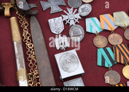 I reperti della Seconda Guerra Mondiale sono venduti a un mercato di strada a Sofia, Bulgaria. Foto Stock