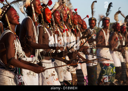 Giovani nomadi Wodaabe sono balli presso l'annuale festival di Gerewol segna la fine della stagione delle piogge, Niger settentrionale, Africa Foto Stock