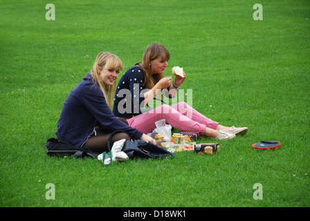 Le ragazze adolescenti sul prato di fronte Cattedrale di Wells, Somerset REGNO UNITO Foto Stock