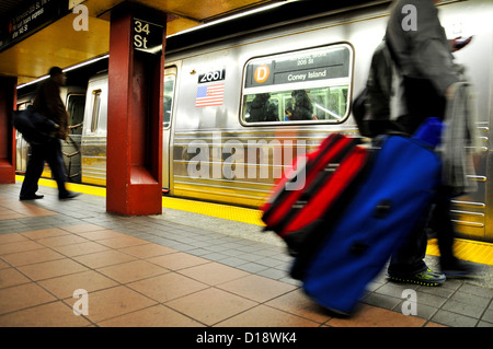 New York City metropolitana piattaforma, 34th Street, Herald Square stazione ferroviaria, Manhattan STATI UNITI D'AMERICA Foto Stock