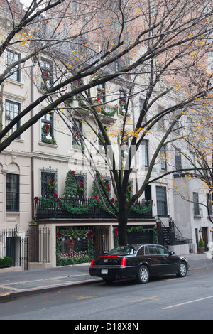 Le decorazioni di Natale su una casa, Upper East Side di Manhattan, New York City Foto Stock